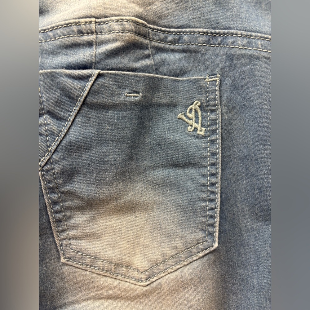VIP Blue Jeans - Picture 4 of 10